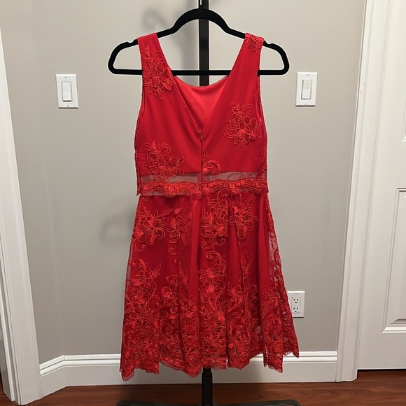 Red lace dress - Picture 2 of 2